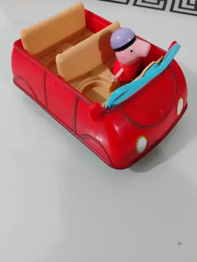 Auto de juguete rojo Peppa Pig con figura - miniatura 1
