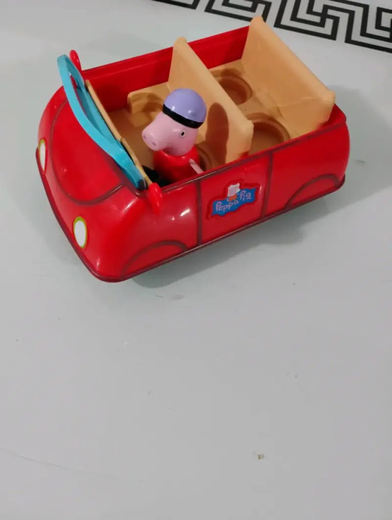 Auto de juguete rojo Peppa Pig con figura - 2
