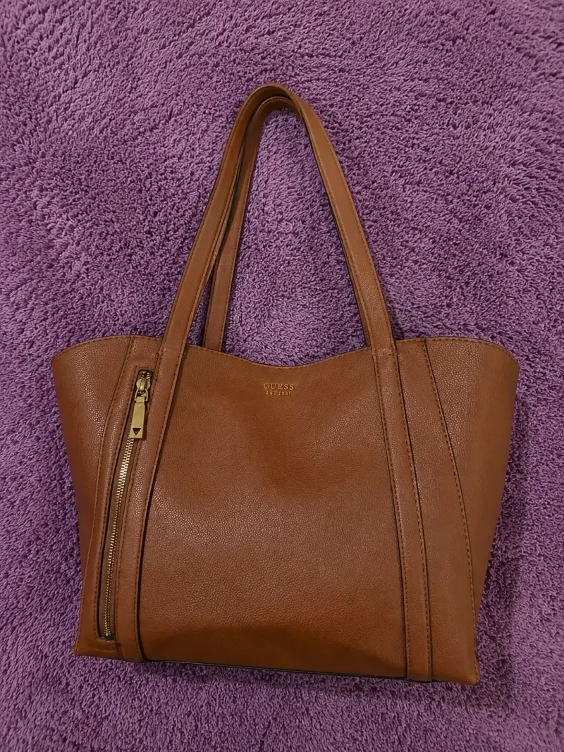 Bolso tote marrón Guess con cierre lateral
