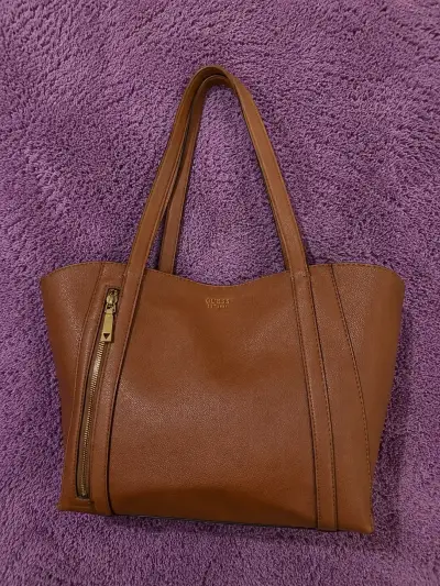Bolso tote marrón Guess con cierre lateral - miniatura 1