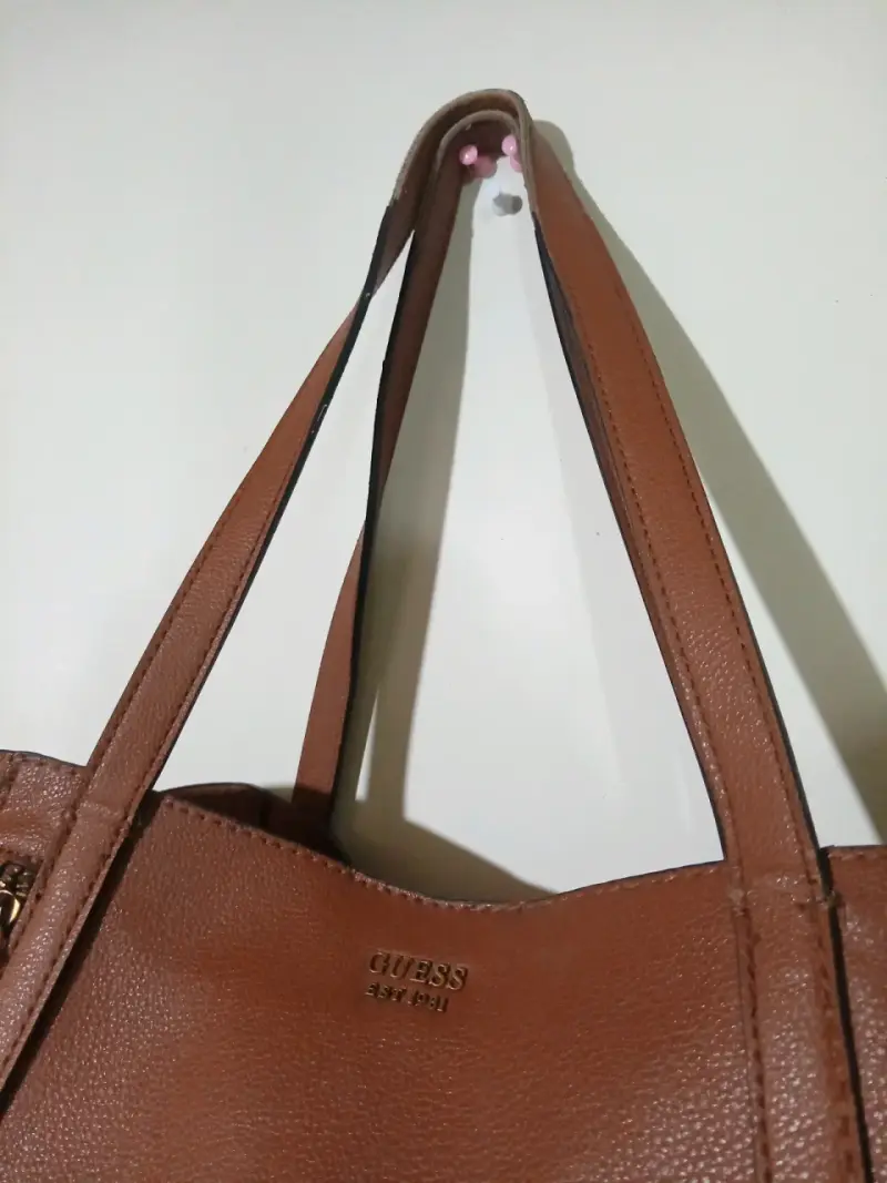 Bolso tote marrón Guess con cierre lateral - 2