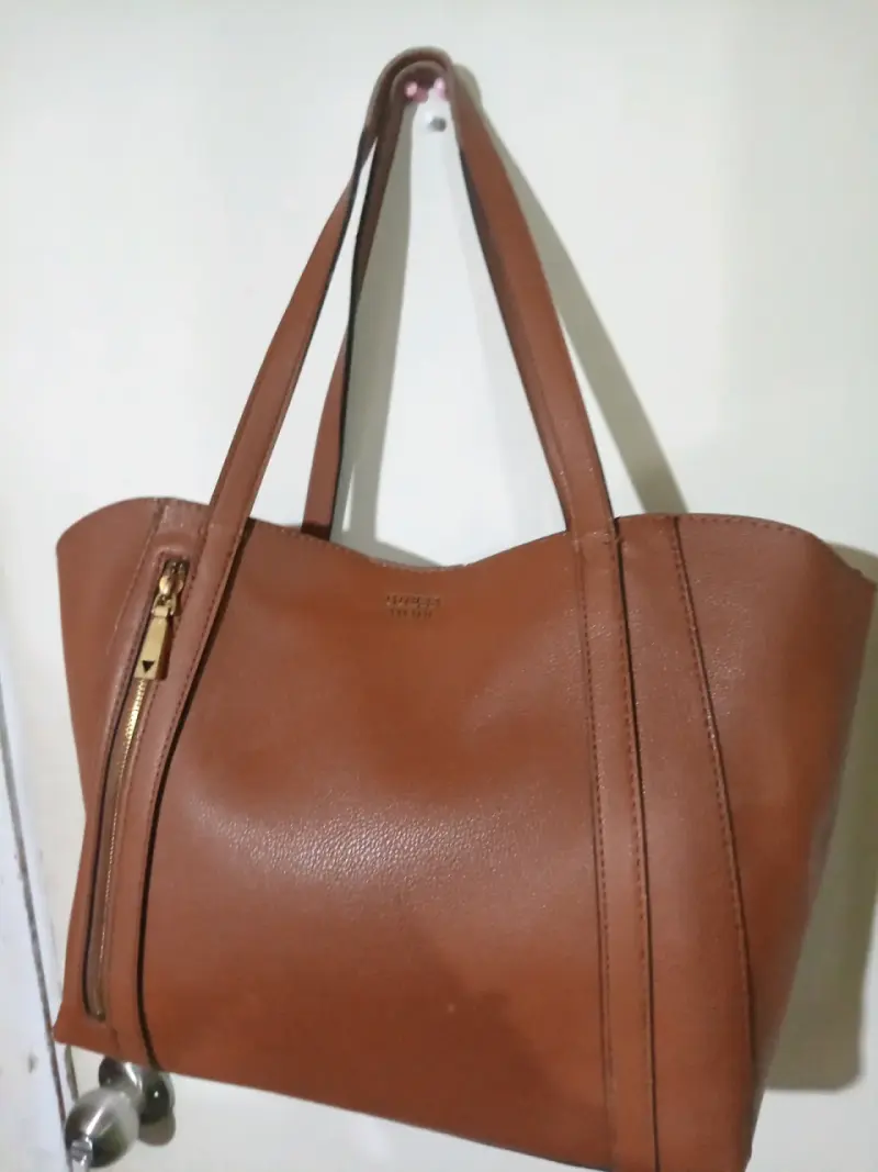 Bolso tote marrón Guess con cierre lateral - 3