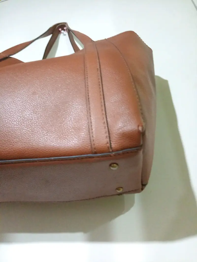 Bolso tote marrón Guess con cierre lateral - 4