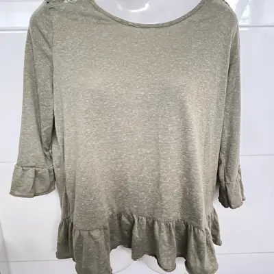 Blusa verde oliva con volantes para mujer - miniatura 1