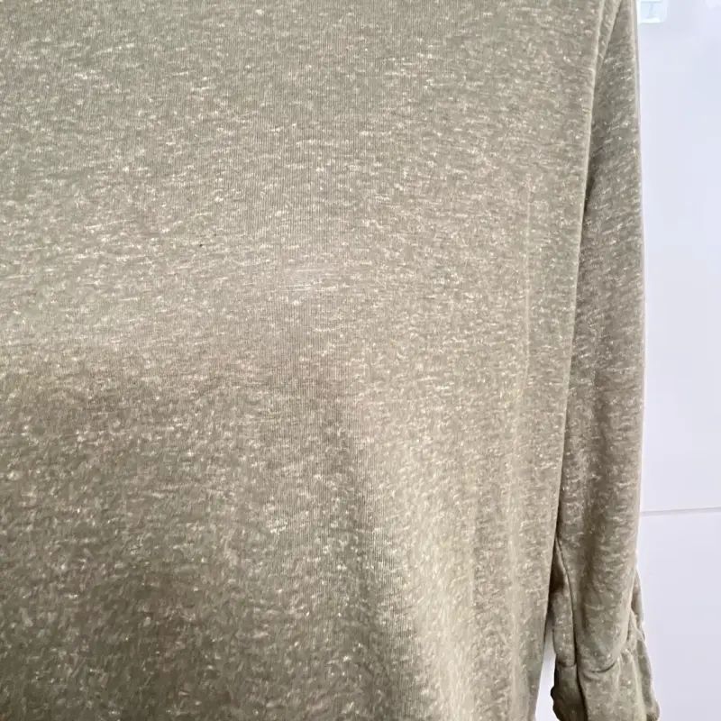 Blusa verde oliva con volantes para mujer - 2