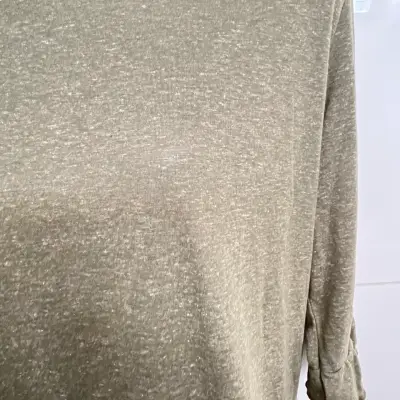 Blusa verde oliva con volantes para mujer - miniatura 2