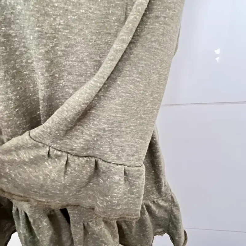 Blusa verde oliva con volantes para mujer - 3