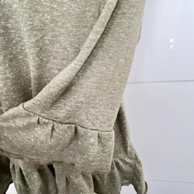 Blusa verde oliva con volantes para mujer - miniatura 3