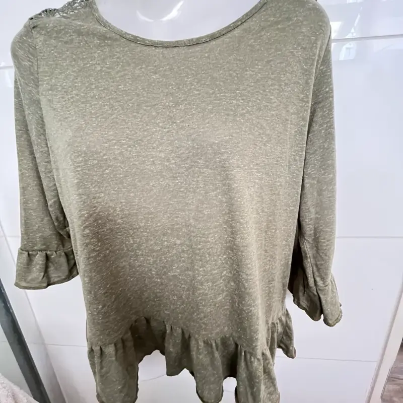 Blusa verde oliva con volantes para mujer - 4