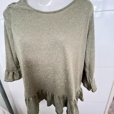 Blusa verde oliva con volantes para mujer - miniatura 4