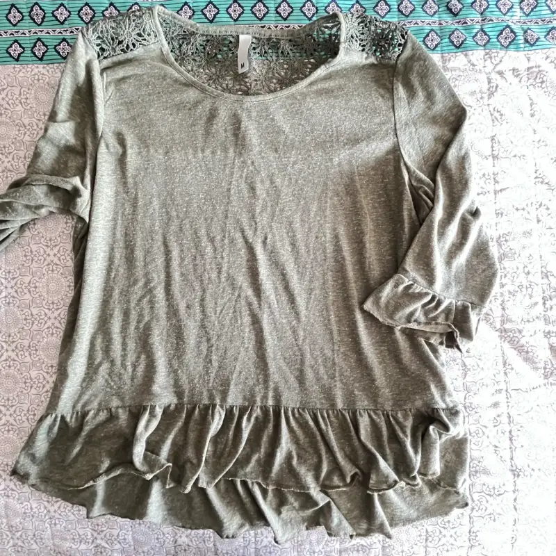 Blusa verde oliva con volantes para mujer - 5