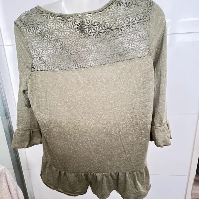 Blusa verde oliva con volantes para mujer - 6