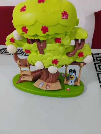 Árbol de juguete con columpio y figuras de bluey - miniatura 1