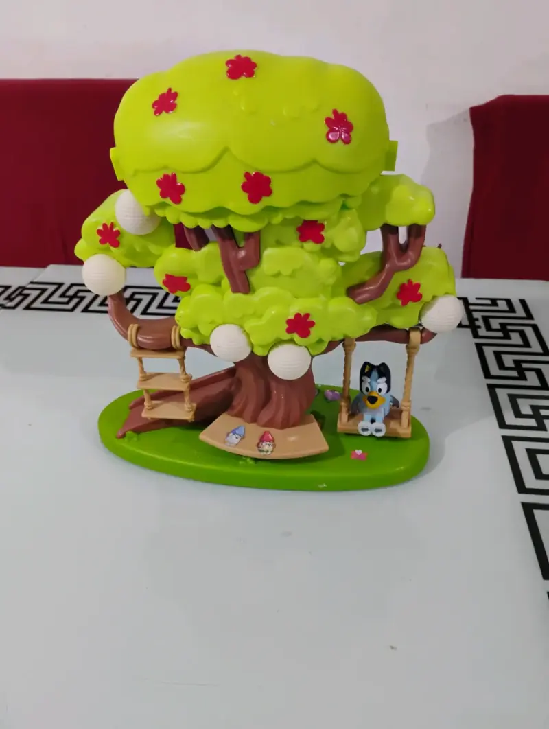 Árbol de juguete con columpio y figuras de bluey - 2