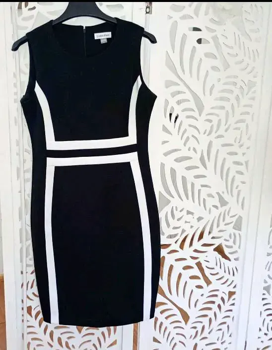 Vestido negro y blanco Calvin Klein elegante - 3