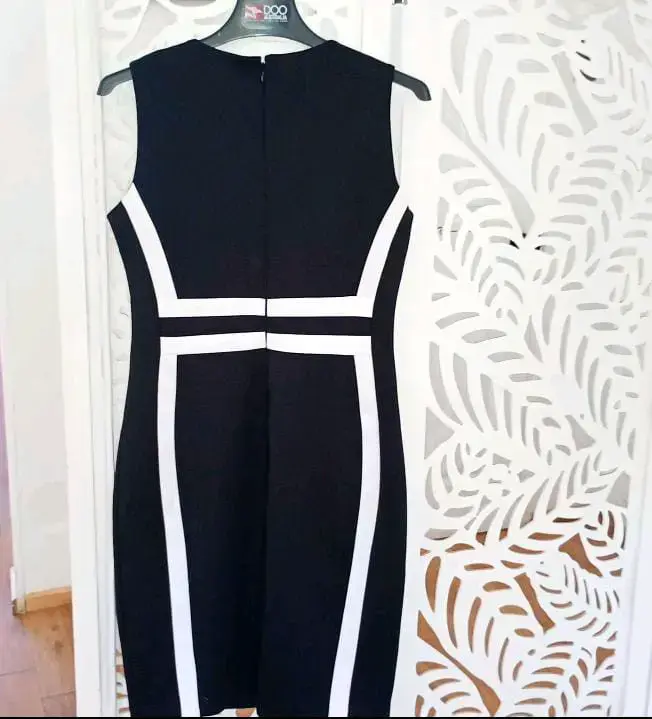 Vestido negro y blanco Calvin Klein elegante - 4
