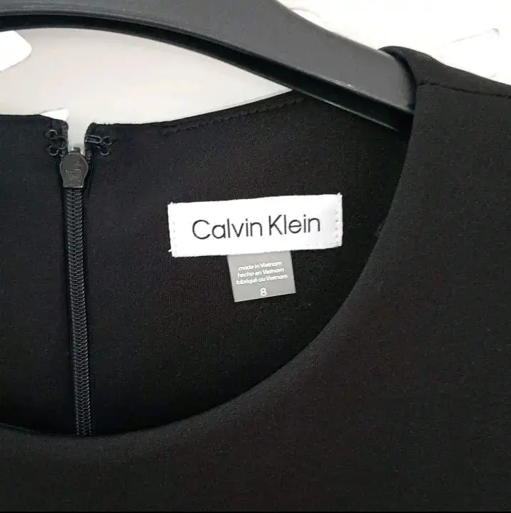 Vestido negro y blanco Calvin Klein elegante - 5