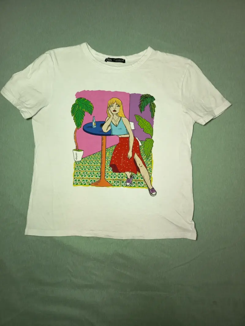 Polera blanca con diseño gráfico ZARA