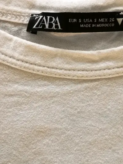 Polera blanca con diseño gráfico ZARA - miniatura 2