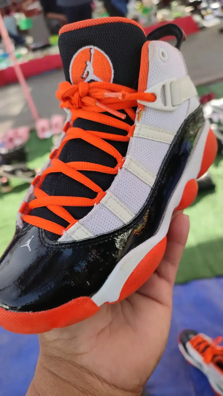 Zapatillas deportivas Jordan negras y naranjas