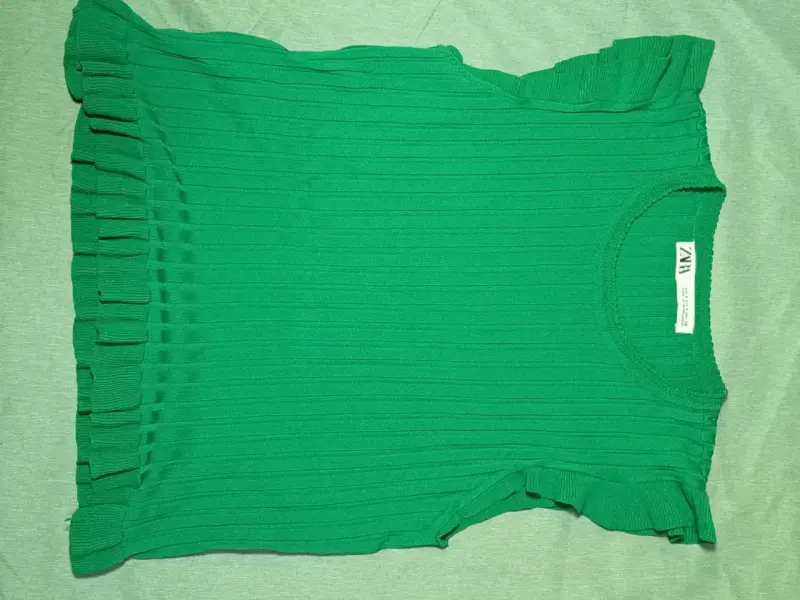 Polera verde con volantes Zara talla S