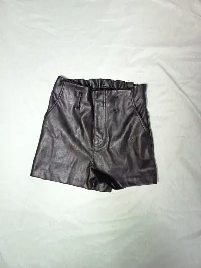 Shorts de cuero sintético negros H&M Divided - miniatura 1