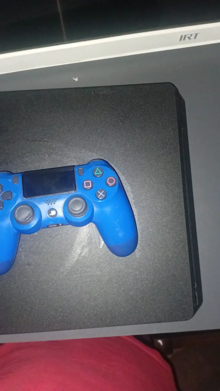 Consola de videojuegos con control azul