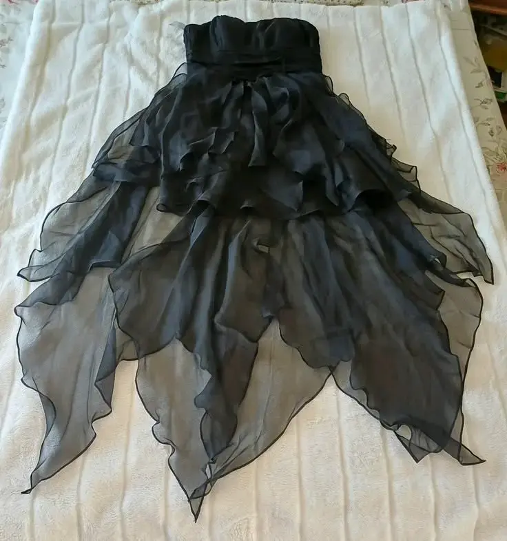 Vestido de fiesta negro con volantes - 1