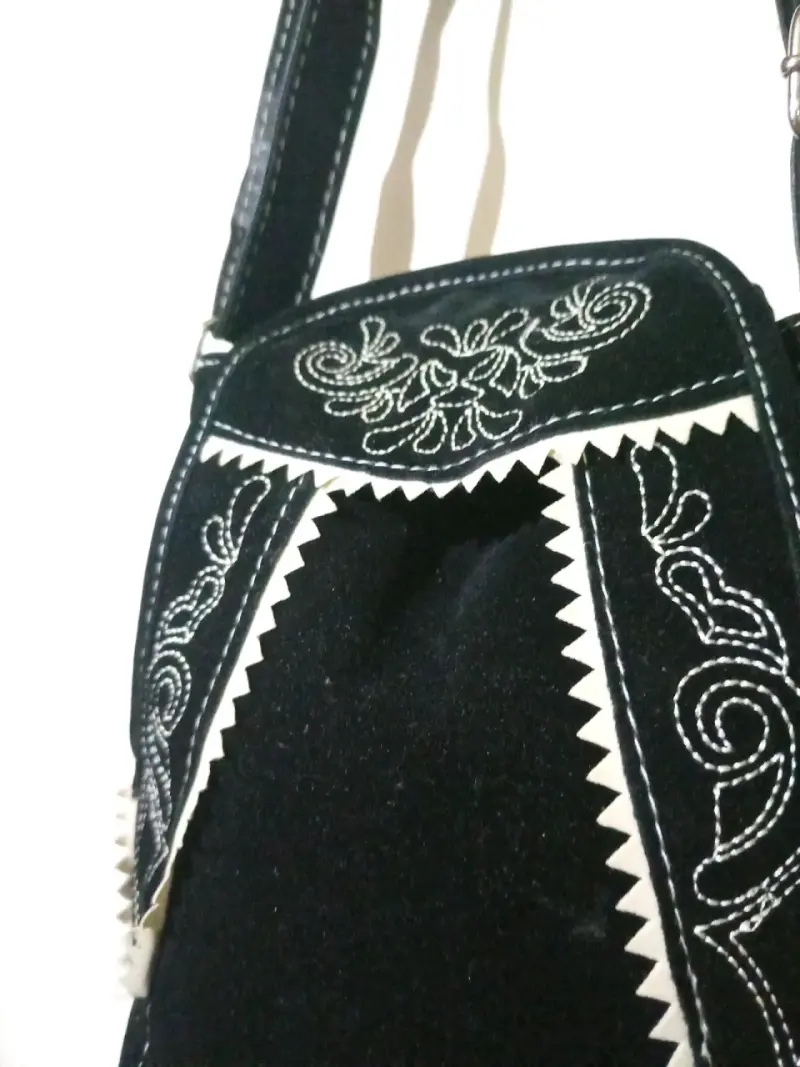 Cartera de gamuza negra con bordado alemán - 2