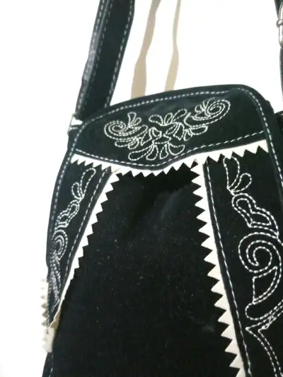 Cartera de gamuza negra con bordado alemán - miniatura 2