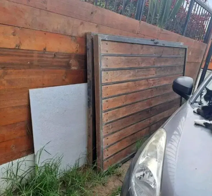 Portón de madera con marco metálico