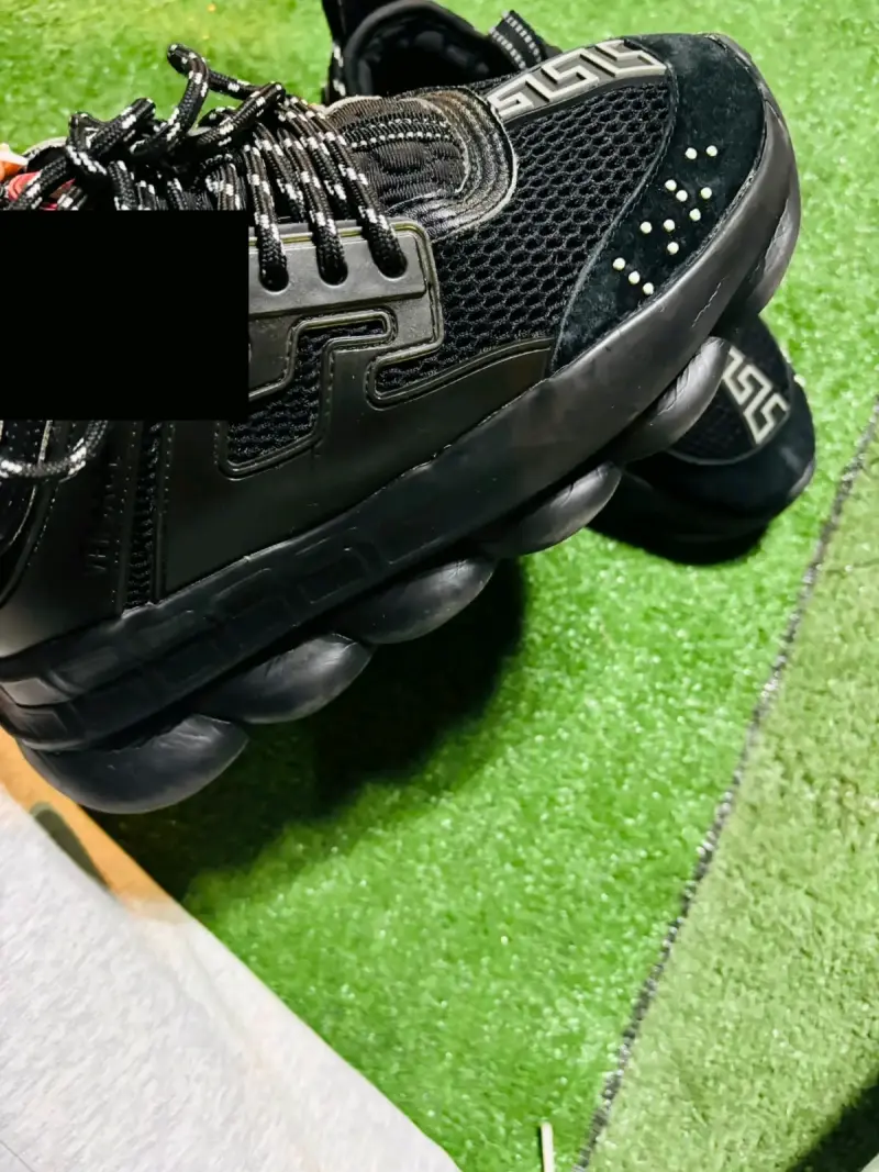 Zapatillas deportivas negras con diseño moderno