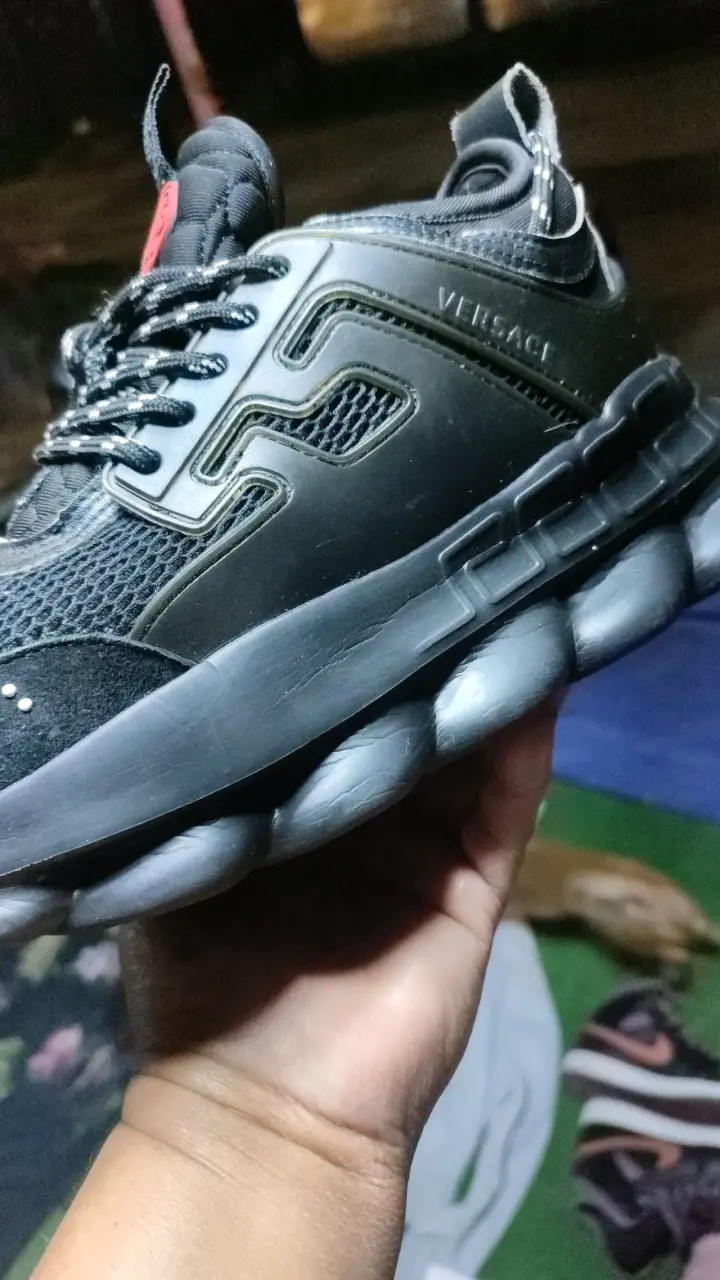 Zapatillas deportivas negras con diseño moderno - 2