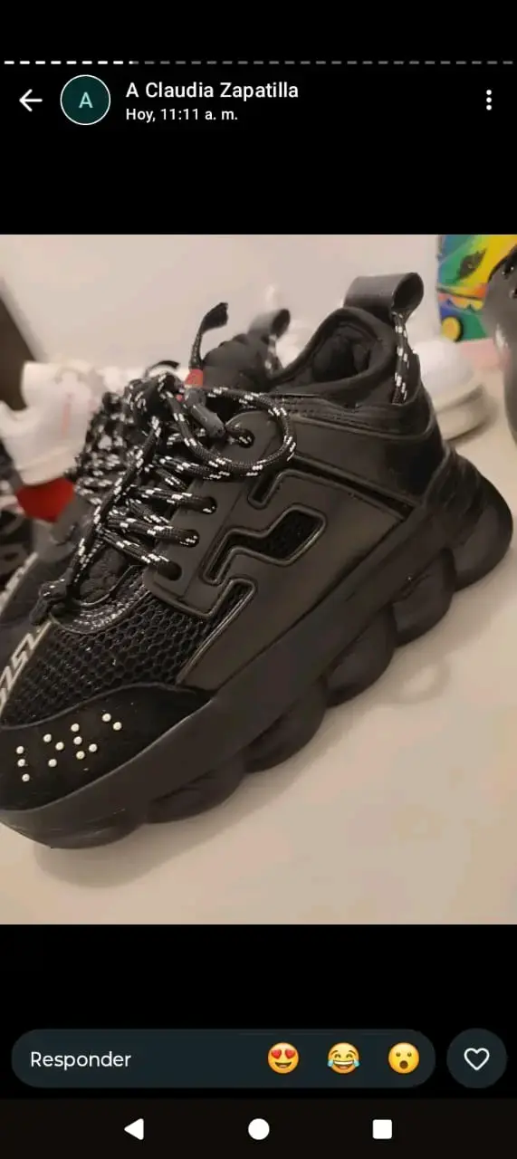 Zapatillas deportivas negras con diseño moderno - 3