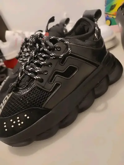 Zapatillas deportivas negras con diseño moderno - miniatura 4