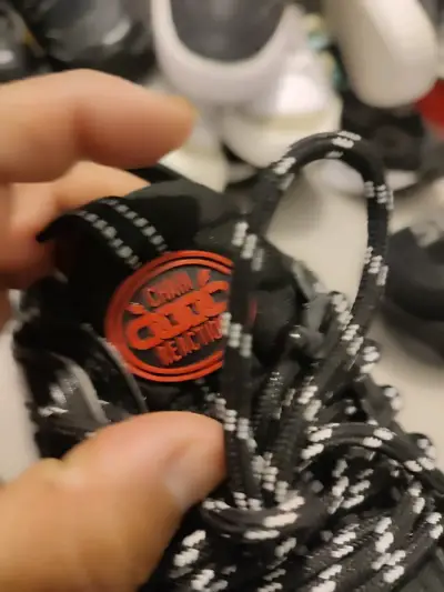 Zapatillas deportivas negras con diseño moderno - miniatura 5