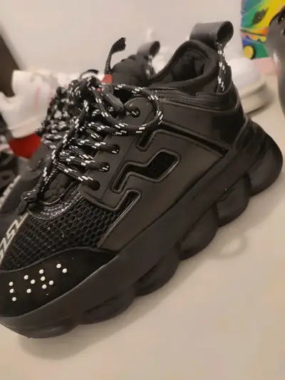 Zapatillas deportivas negras con diseño moderno - miniatura 6