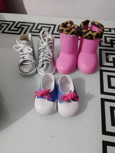 Set de zapatos para muñecas con botas y zapatillas - miniatura 1