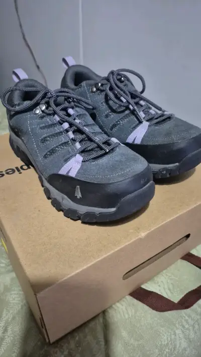 Zapatillas de trekking negras con detalles morados - miniatura 1
