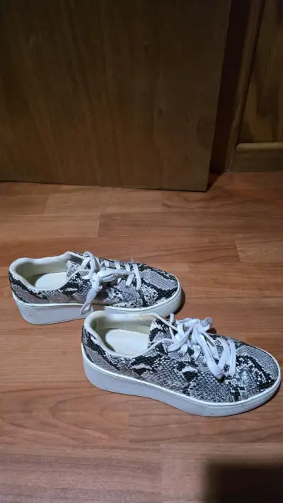 Zapatillas deportivas con estampado de serpiente - miniatura 1