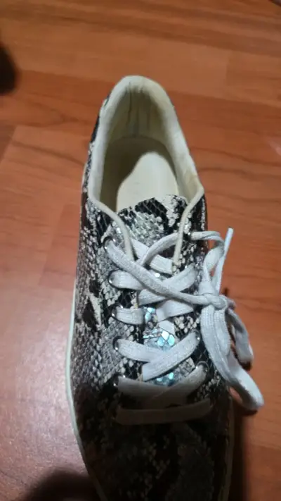 Zapatillas deportivas con estampado de serpiente - miniatura 2