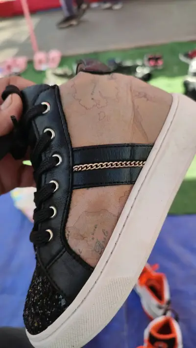 Zapatillas casuales negras con detalles dorados - miniatura 1