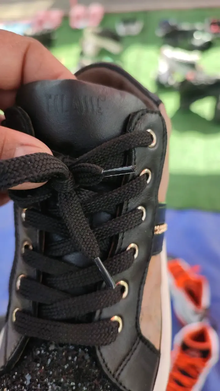 Zapatillas casuales negras con detalles dorados - 2