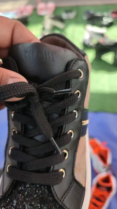 Zapatillas casuales negras con detalles dorados - miniatura 2