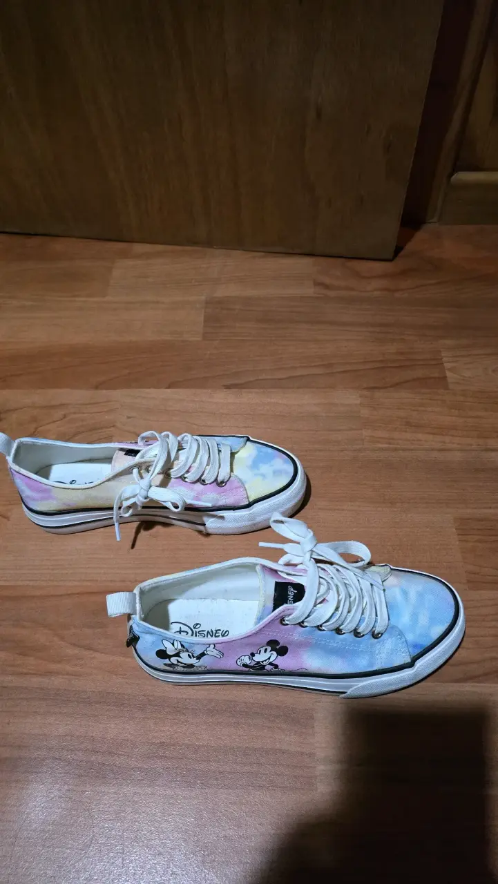 Zapatillas Disney con diseño de Mickey y Minnie