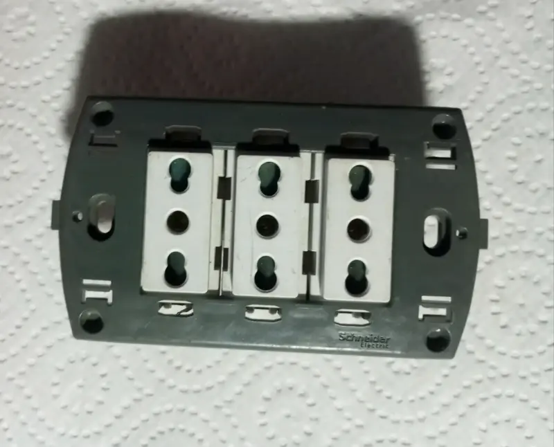 Interruptor triple Schneider Electric - 1