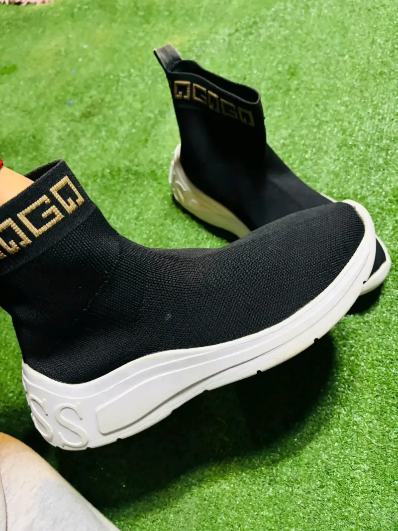 Zapatillas negras de caña alta con diseño moderno