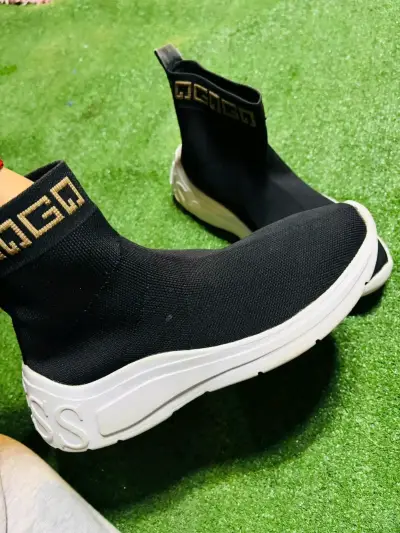 Zapatillas negras de caña alta con diseño moderno - miniatura 1
