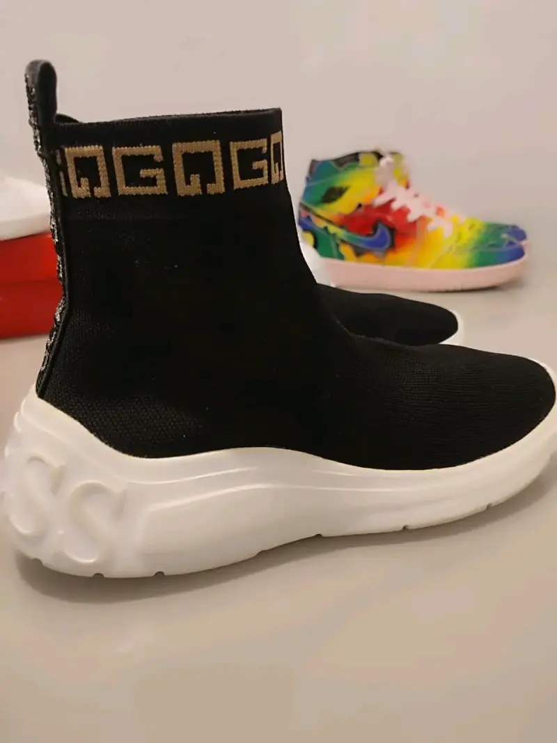Zapatillas negras de caña alta con diseño moderno - 3