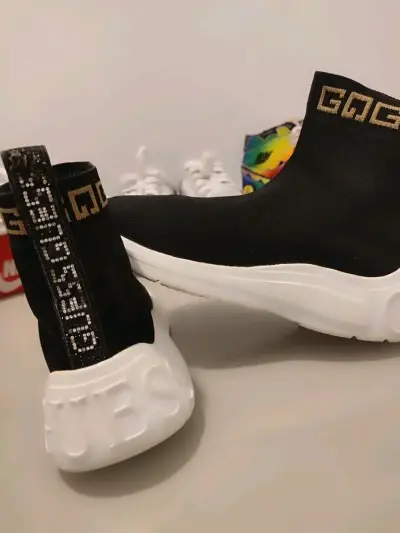 Zapatillas negras de caña alta con diseño moderno - miniatura 4